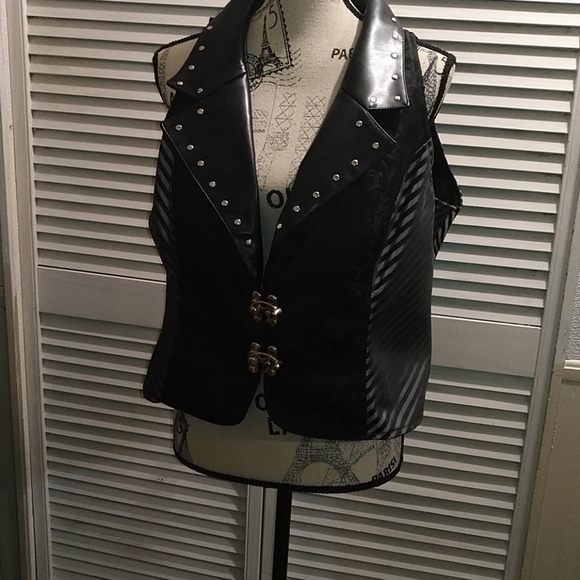 Vest - Picture 2 of 4